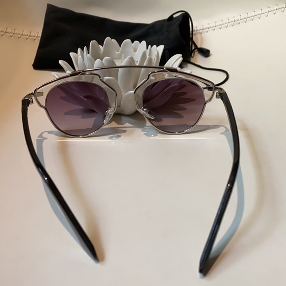 Sunglasses includes a soft case - Picture 2 of 5